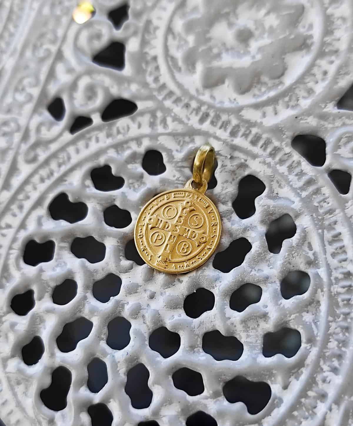 Medalla San Benito Monje 18mm Oro