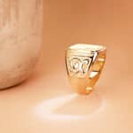 Sello Hombre 20 x 19 mm Oro Amarillo 18K Cuadrado Tallado - Imagen 3