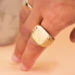 Sello Hombre 20 x 19 mm Oro Amarillo 18K Cuadrado Tallado - Imagen 2