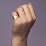 Sello Hombre 12 x 11 mm Oro Amarillo 18K Hombros Tallados - Imagen 2