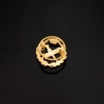 Insignia Filosofía 15 x 15 mm Oro Amarillo 18K Emblema Ojal - Imagen 3