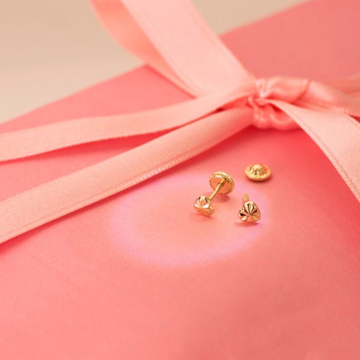 Pendientes Bebé 4mm Oro Amarillo 18K Corazones Tallados - Imagen 2