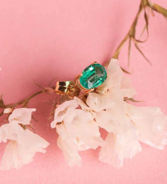 Pendientes Oro Amarillo de 18K Esmeralda 7 x 5 mm en Cuatro Garras - Imagen 2