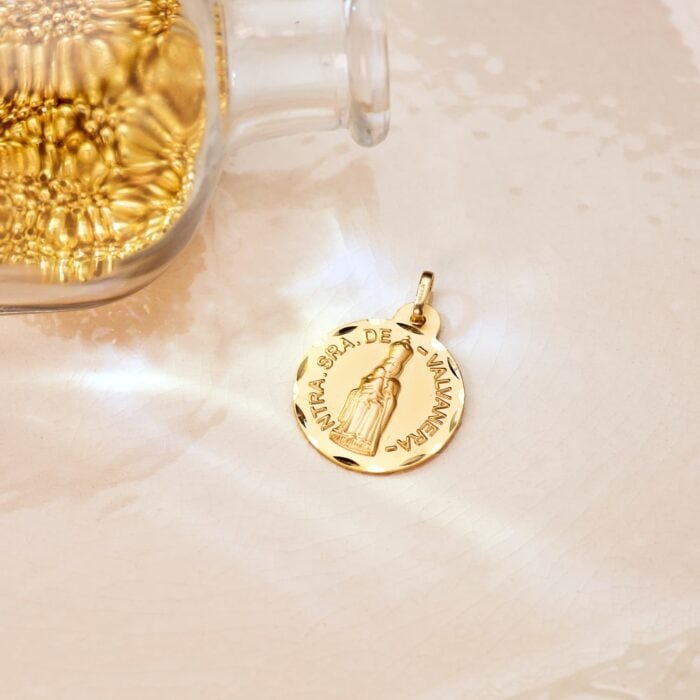 Medalla Nuestra Señora de Valvanera 20 mm Oro Amarillo 18K con Bisel Medalla Nuestra Señora de Valvanera 20 mm Oro Amarillo 18K con Bisel - Imagen 2