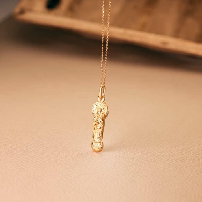 Medalla Virgen Almudena 28 x 9 mm Oro Amarillo 18K Silueta - Imagen 2