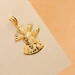 Medalla Cristo Gran Poder 24 x 20 mm Oro Amarillo 18K con Silueta - Imagen 2