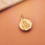 Medalla Sagrado Corazón de Jesús 18 mm Oro Amarillo 18K con Tallas - Imagen 2