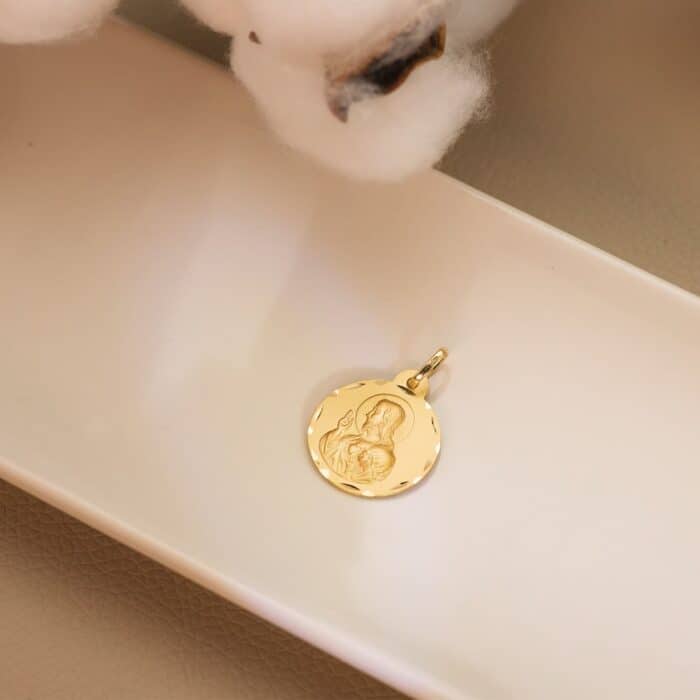 Medalla Sagrado Corazón de Jesús 20 mm Oro Amarillo 18K con Tallas Laterales - Imagen 2