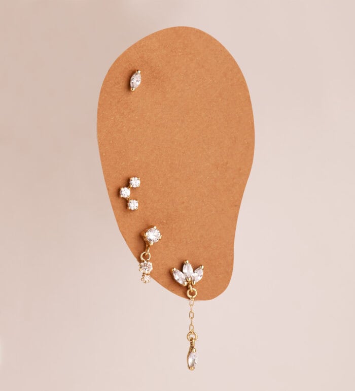 Piercing Oreja 6,5 x 4 mm Oro Amarillo 18K 3 Circonitas (2) Piercing Oreja 6,5 x 4 mm Oro Amarillo 18K 3 Circonitas - Imagen 2