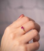 Anillo Oro Amarillo 18 kilates con Rubí Corazón y Circonitas - Imagen 2