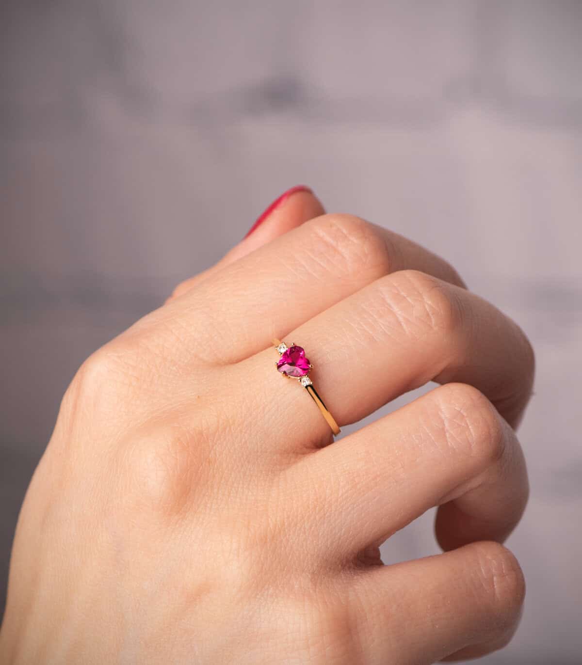 Anillo Oro Amarillo 18 kilates con Rubí Corazón y Circonitas