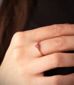 Anillo Oro Amarillo 18K con Rubí Corazón y Gallones - Imagen 2