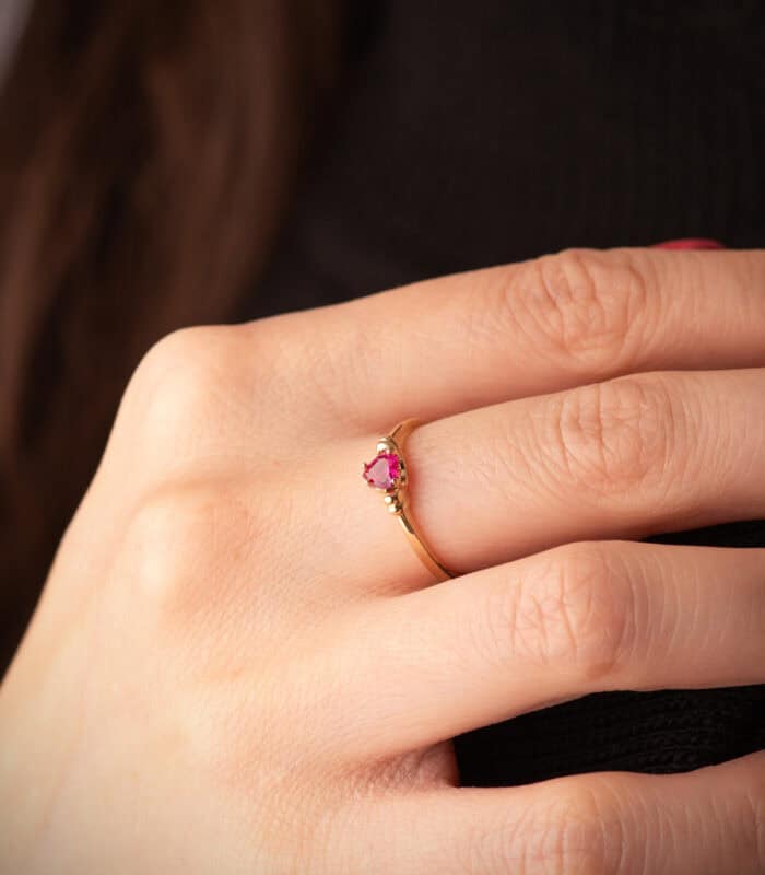 Anillo Oro Amarillo 18K con Rubí Corazón y Gallones - Imagen 2