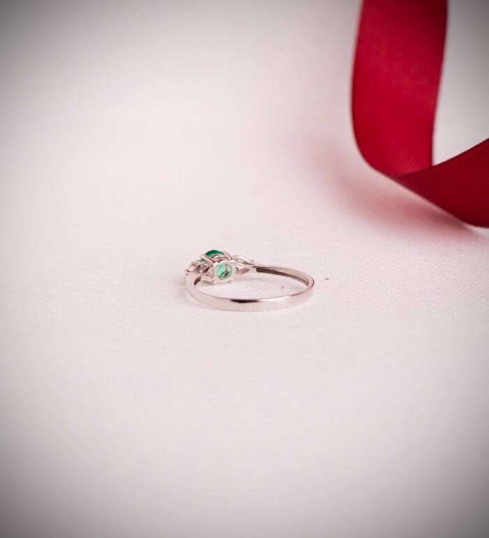 Anillo Oro Blanco 18k Esmeralda y Diamante Laboratorio 0,29ct - Imagen 3