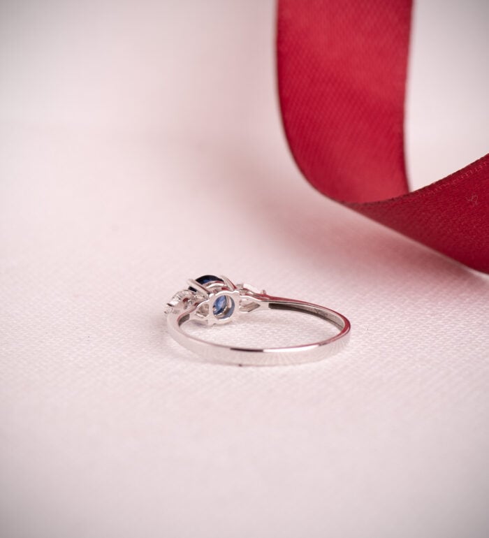 Anillo Oro Blanco 18k Zafiro y Diamantes Laboratorio 0,29ct - Imagen 3