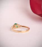 Anillo Oro Amarillo 18k Esmeralda y Diamantes 0,29ct - Imagen 3