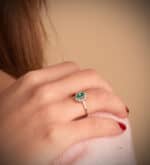 Anillo Compromiso Oro Blanco 18K Diamantes y Esmeralda 0,39Q - Imagen 2