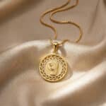Medalla Virgen Niña 17 mm Oro Bicolor 18K Calado - Imagen 2