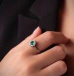 Solitario Compromiso Oro Blanco 18K Diamantes Lab y Esmeralda 0,48Q - Imagen 2