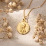 Medalla Virgen Niña 22 mm Oro Amarillo 18K Diamantada - Imagen 2