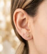 Pendientes Bola Tallada 5 mm Oro Amarillo 18K Tuerca - Imagen 2