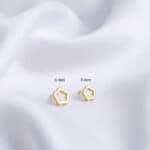 Pendientes Flor Calada 6 x 6 mm Oro Amarillo 18K Tuerca - Imagen 3