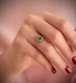 Anillo Compromiso Oro Amarillo 18K Diamantes y Esmeralda 0,75Q - Imagen 2