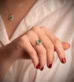 Solitario Compromiso Oro Blanco 18K Diamantes y Esmeralda 0,75QT - Imagen 2