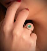 Solitario Compromiso Oro Blanco 18K Diamantes y Esmeralda 0,75QT - Imagen 3