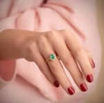 Anillo Compromiso Oro Amarillo 18K Diamantes y Esmeralda 0,75Q - Imagen 2