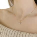 Cruz 13,5 x 10 mm Oro Amarillo 18K Circonitas Azules - Imagen 2