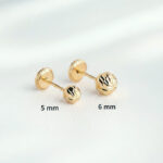 Pendientes Bola Tallada 5 mm Oro Amarillo 18K Tuerca - Imagen 3