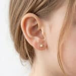 Pendientes Flor Calada 6 mm con Perla Oro Amarillo 18K Tuerca - Imagen 2