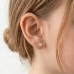 Pendientes Flor Calada 6 mm y Perla Cultivada Oro Amarillo 18K - Imagen 2