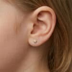 Pendientes Flor con Perla y Circonitas 5 x 4,5 mm Oro Amarillo 18K Tuerca - Imagen 2