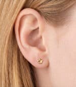 Pendientes Redondos Flor Cóncava 5 x 5 mm Oro Amarillo 18K Tuerca - Imagen 2