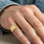 Sello Macizo Cadete Laterales Tallados Oro Amarillo 18K - Imagen 2