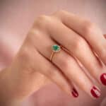 Anillo Compromiso Oro Amarillo 18K Diamantes y Esmeralda 0,39Q - Imagen 2