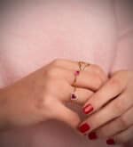Anillo Oro Amarillo 18 kilates con Rubí Corazón y Orla Circonitas - Imagen 2