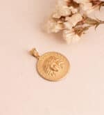 Colgante 25 mm Oro Amarillo 18K Medalla Medusa con Greca - Imagen 2