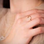 Anillo Corazón Oro Amarillo 18K con Calado - Imagen 2