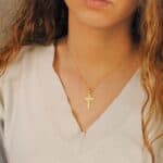 Cruz Cristo 25 x 17 mm Oro Amarillo 18K Plana Tallada - Imagen 2