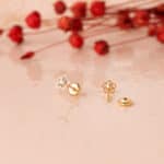 Pendientes Bebé con Flores Caladas de 5 mm en Oro Amarillo 18K y Perlas Cultivadas - Imagen 2