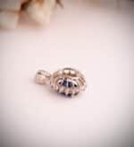 Colgante 15 x 13 mm Oro Blanco 18K Zafiro y Orla Diamantes 0,42 ct - Imagen 3