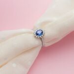 Solitario Compromiso Oro Blanco 18K Diamantes y Zafiro 0,98Q - Imagen 4